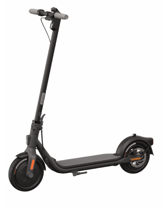 Patinete-eléctrico-Ninebot-F25E-II-oportunidad|8720254406206|Ninebot F25E II Outlet El Ninebot KickScooter F25E II viene con un nuevo diseño fresco,gran experiencia de conducción debido a la comodidad,estabilidad y seguridad. El F25E II cuenta con un neumático de aire de 10 pulgadas con cámara de aire,hecho para absorber impactos y hacer su viaje más suave y eficiente. Con una carga sencilla y una velocidad máxima de hasta 25 km/h,estápreparada para ofrecerte el mejor resultado en tus desplazamientos diarios. Muévete a tu alrededor Con una potencia de salida de 250 W,podrás unirte a tus amigos,familia o a quien quieras en un abrir y cerrar de ojos con una velocidad máxima de hasta 25 km/h y ser capaz de subir pequeñas cuestas de hasta el 10%. Te sentirás libre para ir donde quieras:¿cuál serátu próximo destino? Plegar,transportar,desplegar y repetir ¿Sabía que el KickScooter F25E II se puede plegar fácilmente en 2 pasos con una sola mano y se puede guardar en cualquier lugar gracias a su plegado compacto? Con un peso ligero,¡puede transportarlo cuando sea necesario y desplegarlo para volver a montar! ¡Asíde sencillo! Ruedas neumáticas y bajo centro de gravedad La F25E II estádiseñada para que tus desplazamientos sean más seguros y suaves. Con sus ruedas neumáticas de 10 pulgadas (con cámara de aire),no sólo aumenta las prestaciones del KickScooter,sino que también absorbe los impactos y permite a los viajeros conducir incluso en terrenos más accidentados. Además,la colocación del paquete de baterías en el estribo proporciona un centro de gravedad bajo y,por lo tanto,ofrece una experiencia de conducción mucho más estable. Elige tu modo de conducción en el salpicadero digital LED El cuadro de mandos digital LED no sólo te muestra el nivel de batería,la información de velocidad y la conexión Bluetooth de un vistazo,sino que también puedes seleccionar fácilmente uno de los 4 modos. Con un doble clic en el intuitivo salpicadero LED,puedes cambiar instantáneamente entre:Modo Eco para una conducción larga;Modo Estándar para un buen equilibrio entre velocidad y autonomía;Modo Sport para una conducción más potente;¡Modo Paseo para caminar junto a tu KickScooter! Puerto de carga en el estribo El puerto de carga tiene un nuevo diseño con un acceso más fácil en el estribo. Gracias al BMS,la batería estáprotegida contra sobrecalentamiento,cortocircuito y sobrecarga. Innovador sistema de frenado regenerativo El innovador sistema de frenado regenerativo convierte tu Ninebot F25E II en un vehículo propulsado por electricidad y energía reciclada de la conducción. Las ruedas son capaces de transformar la energía captada durante la frenada en energía y almacenarla en el pack de baterías de litio integrado. Gracias a los 2 frenos independientes,el freno delantero electrónico y el freno de disco trasero,¡el KickScooter proporciona una frenada más segura y rápida! Sistema inteligente de gestión de la batería (BMS) El sistema de recuperación de energía ecológico garantiza que no se desperdicie energía,mientras que el sistema de gestión inteligente de la batería (BMS) supervisa de cerca el rendimiento de la batería. Luces,reflectores homologados y timbre:todo para garantizar tu seguridad Aumenta tu visibilidad y guía tu camino gracias al faro delantero LED de 2,5 W de alta luminosidad,además de las luces de freno y trasera. Segway también ha colocado reflectores delanteros,laterales y traseros certificados E-MARK para que puedas circular en condiciones de poca luz y ser visto por los demás. Y por último,pero no por ello menos importante,¡verte es tan importante como oírte gracias al timbre mecánico!